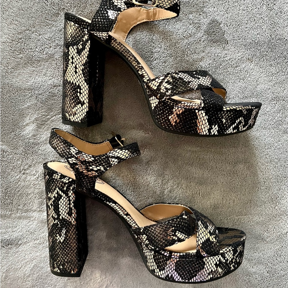 Snakeskin high heels gold and black